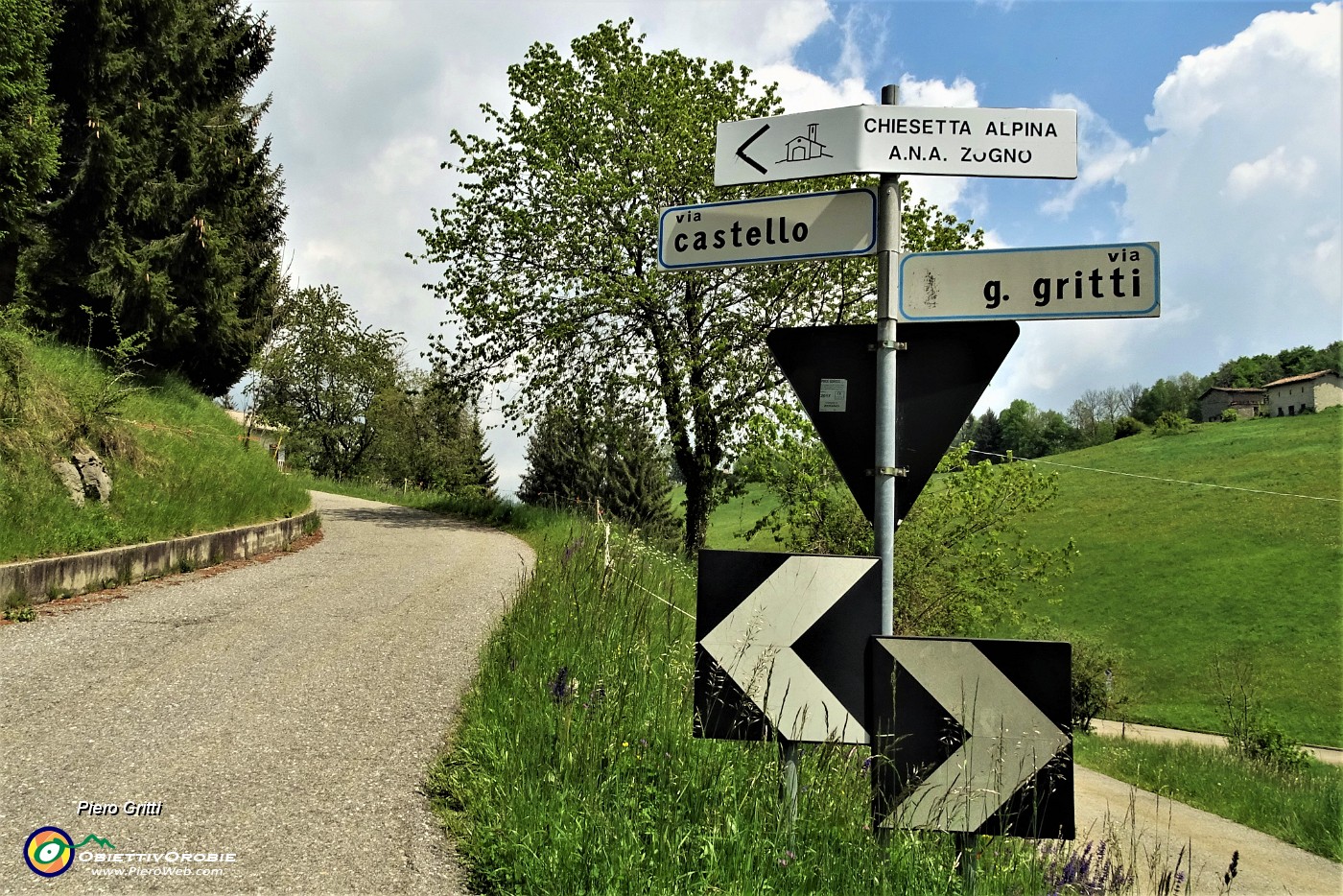 100 Dopo un bel po' di cammino eccomi alla Via Castello per la Chiesetta Alpini A.N.A. -Zogno.JPG